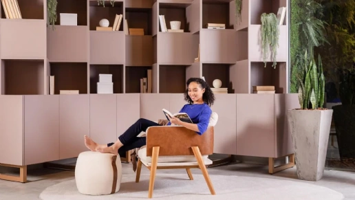 Uma biblioteca em casa é ótima para seus momentos de relaxamento.